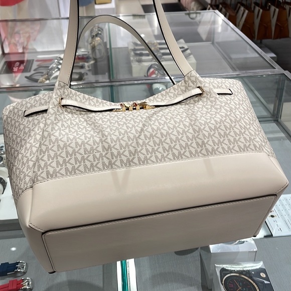 MICHAEL KORS
Reed Large Logo Shoulder Tote Bag
Light Cream Multi 
35S3G6RT3B NWT - Picture 13 of 16